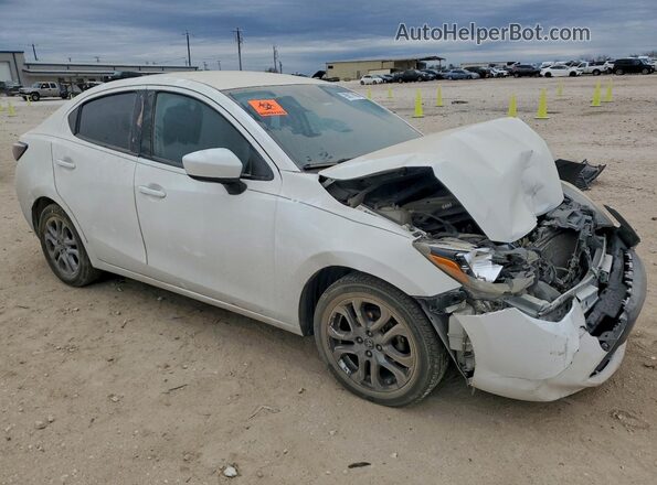 3MYDLBYVXHY165027 2017 TOYOTA YARIS White Przód prawy