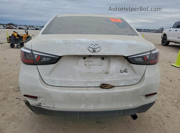 3MYDLBYVXHY165027 2017 TOYOTA YARIS White Widok z tyłu