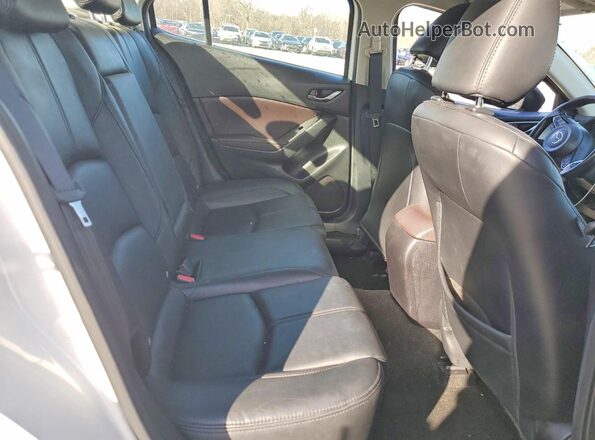 3MZBN1V37JM210027 2018 MAZDA 3 White Widok tylnych siedzeń