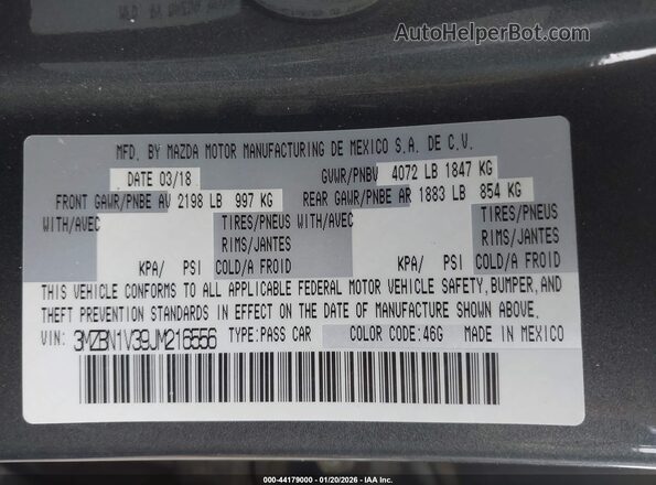 3MZBN1V39JM216556 2018 MAZDA 3 Gray Vista del compartimento del motor