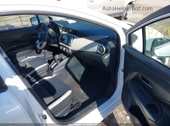 3N1CN8EV2LL854225 2020 NISSAN VERSA Белый Вид салона спереди