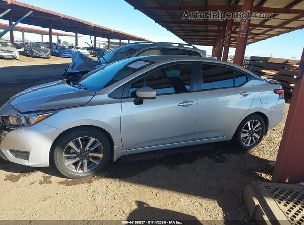 3N1CN8EV3RL828600 2024 NISSAN VERSA Серебряный Вид задней части салона