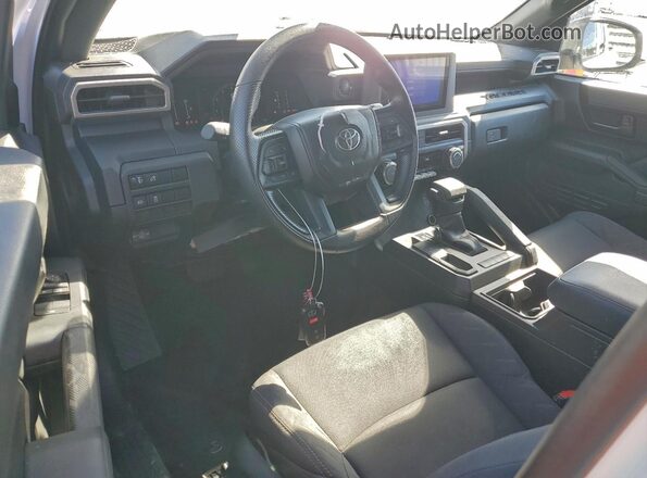 3TYJDAHN8RT010546 2024 TOYOTA TACOMA Белый Вид панели приборов
