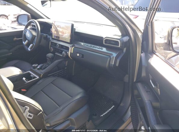 3TYLC5LN1ST018889 2025 TOYOTA TACOMA HYBRID Green Вид салону спереду