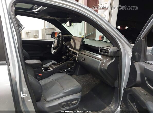 3TYLC5LN4ST020202 2025 TOYOTA TACOMA HYBRID Gray Front interior view