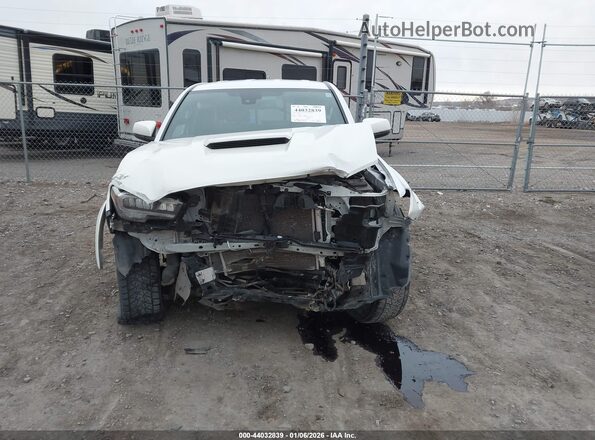 3TYSZ5AN6NT077017 2022 TOYOTA TACOMA White Rear interior view