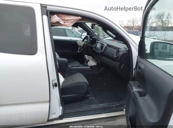 3TYSZ5AN6NT077017 2022 TOYOTA TACOMA White Front interior view