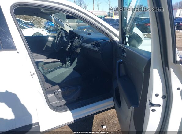 3VV1B7AX8JM020080 2018 VOLKSWAGEN TIGUAN Белый Вид салона спереди