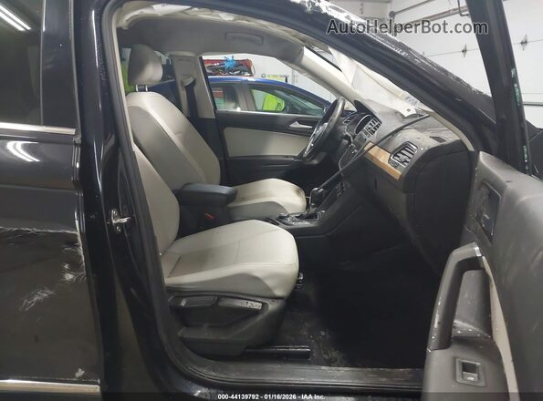 3VV2B7AX1JM222117 2018 VOLKSWAGEN TIGUAN Black Вид салону спереду