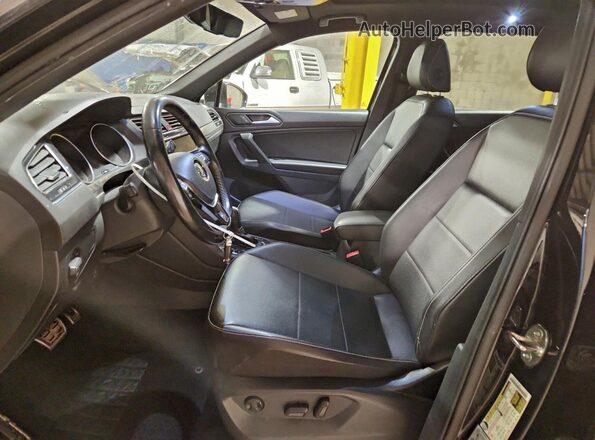 3VV2B7AX4MM104745 2021 VOLKSWAGEN TIGUAN Black Widok wnętrza z przodu