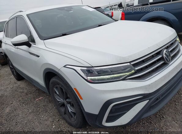 3VV2B7AX8NM138155 2022 VOLKSWAGEN TIGUAN Белый Вид задней части салона