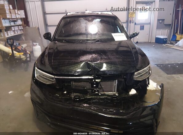3VV8B7AX7RM056949 2024 VOLKSWAGEN TIGUAN Black Սալոնի հետևի տեսք