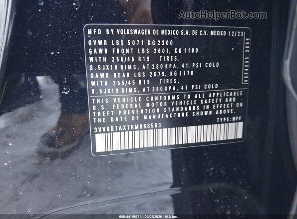 3VV8B7AX7RM068583 2024 VOLKSWAGEN TIGUAN Black Widok komory silnika