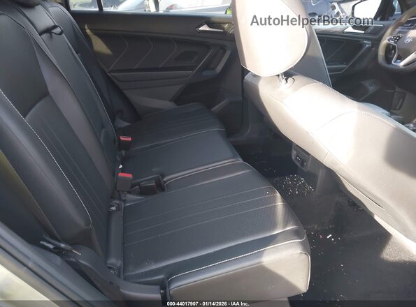 3VV8B7AX8NM049373 2022 VOLKSWAGEN TIGUAN Silver Vista de la etiqueta del VIN