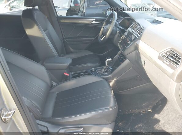 3VV8B7AX8NM049373 2022 VOLKSWAGEN TIGUAN Silver Vista interior delantera