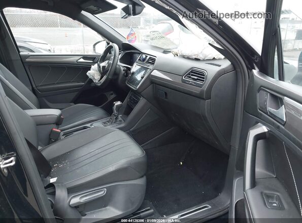 3VVCB7AX1NM099610 2022 VOLKSWAGEN TIGUAN Black Вид салону спереду