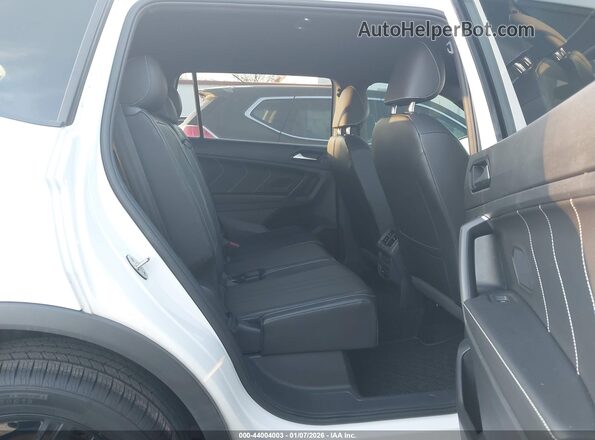 3VVCB7AX2NM039352 2022 VOLKSWAGEN TIGUAN White Widok naklejki z numerem VIN