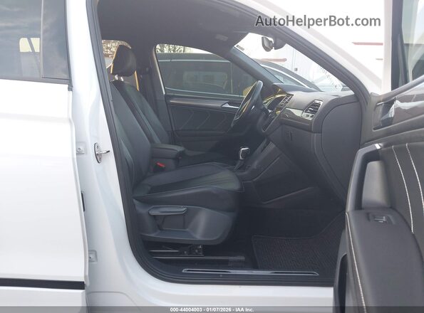 3VVCB7AX2NM039352 2022 VOLKSWAGEN TIGUAN White Widok wnętrza z przodu