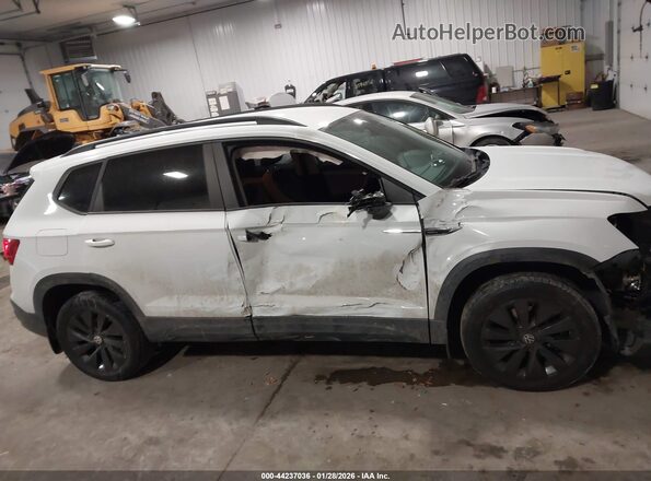 3VVCX7B22NM050565 2022 VOLKSWAGEN TAOS White Rear interior view