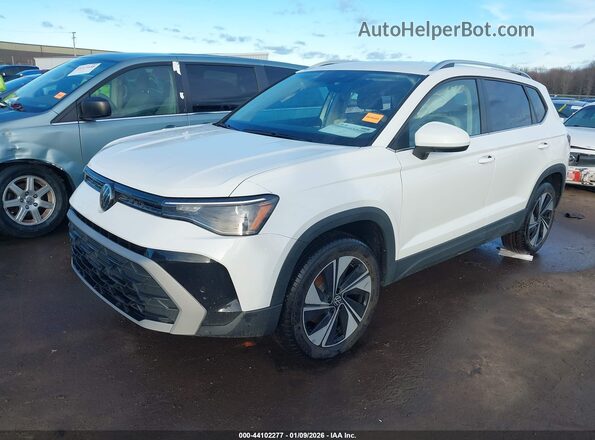 3VVUC7B2XSM024498 2025 VOLKSWAGEN TAOS White Przód lewy