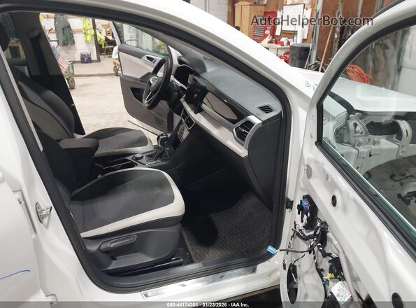3VVVC7B22SM028565 2025 VOLKSWAGEN TAOS White Widok wnętrza z przodu