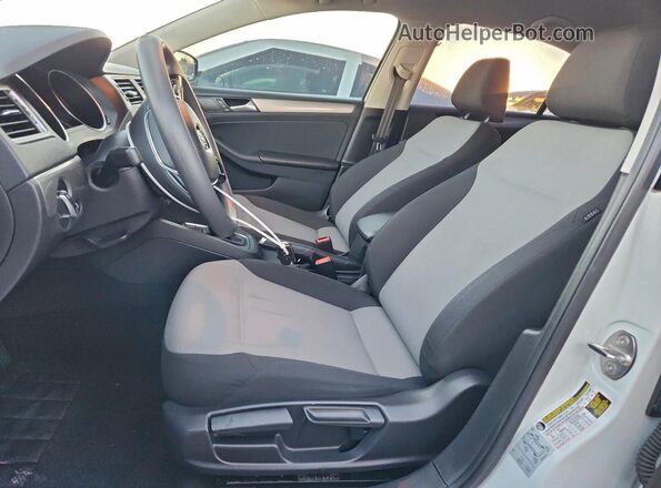 3VW2B7AJ2JM251973 2018 VOLKSWAGEN JETTA Белый Вид салона спереди