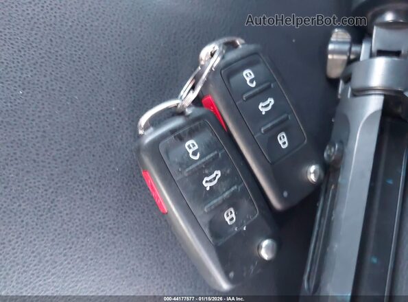 3VW517AT7HM815919 2017 VOLKSWAGEN BEETLE Зеленый 