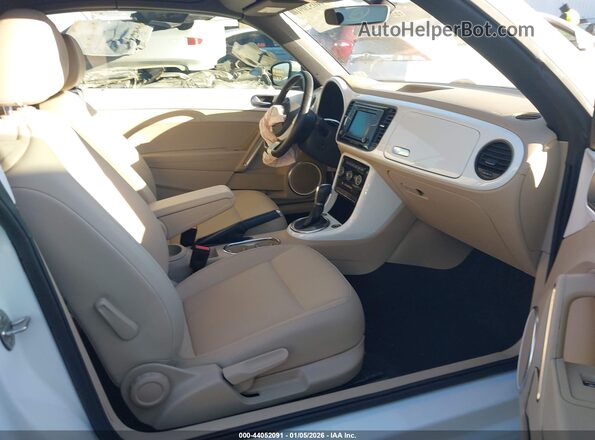 3VW5DAAT2KM504944 2019 VOLKSWAGEN BEETLE Белый Вид салона спереди