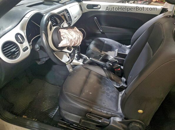 3VW5DAAT8JM516577 2018 VOLKSWAGEN BEETLE Белый Вид салона спереди