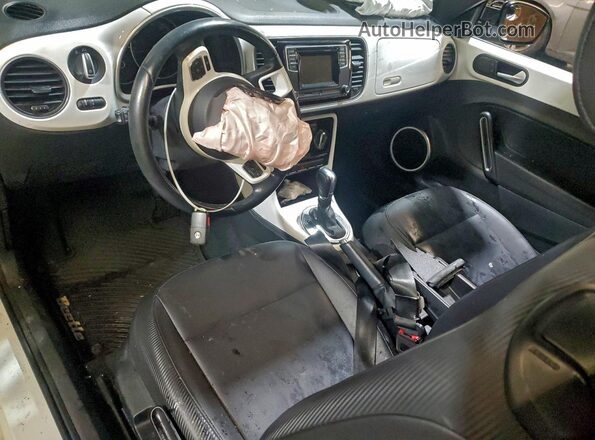 3VW5DAAT8JM516577 2018 VOLKSWAGEN BEETLE Белый Вид панели приборов