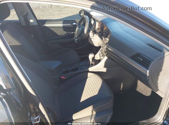 3VWCM7BU8NM021058 2022 VOLKSWAGEN JETTA Черный Вид салона спереди