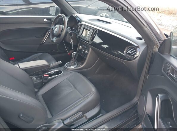 3VWF17AT9HM621137 2017 VOLKSWAGEN BEETLE Black წინა სალონის ხედი