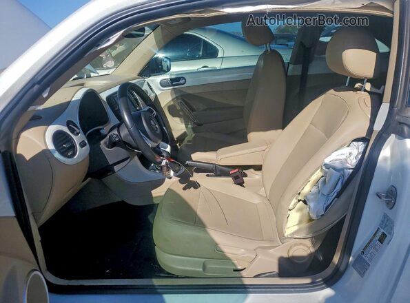 3VWJD7AT1JM714435 2018 VOLKSWAGEN BEETLE Белый Вид салона спереди