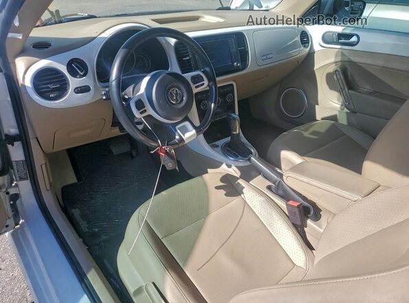 3VWJD7AT1JM714435 2018 VOLKSWAGEN BEETLE Белый Вид панели приборов