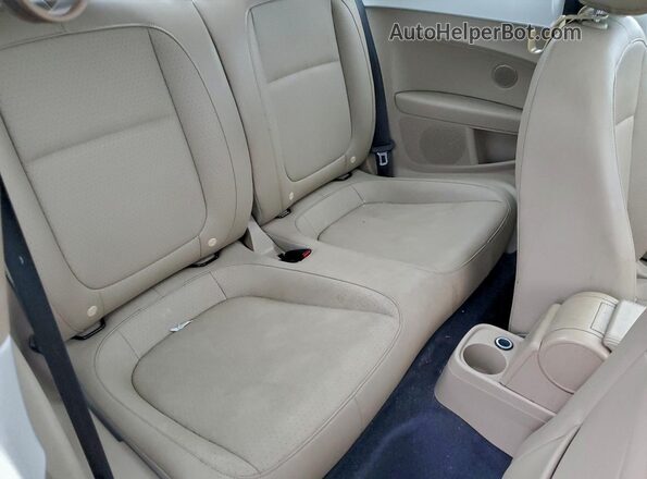 3VWJD7ATXJM728382 2018 VOLKSWAGEN BEETLE White Vista de los asientos traseros