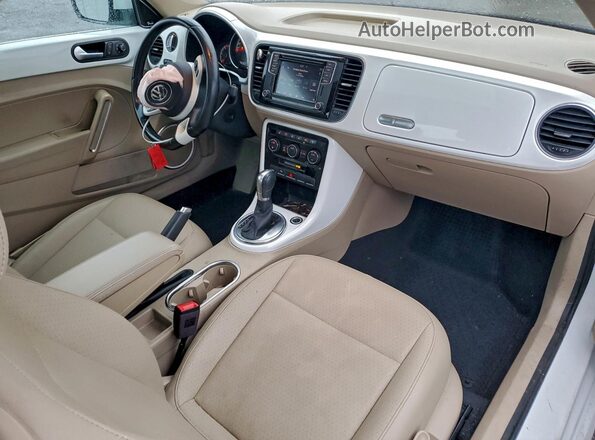 3VWJD7ATXJM728382 2018 VOLKSWAGEN BEETLE White Vista del salpicadero