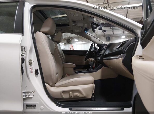4S3BNAN60H3036875 2017 SUBARU LEGACY White Widok wnętrza z przodu