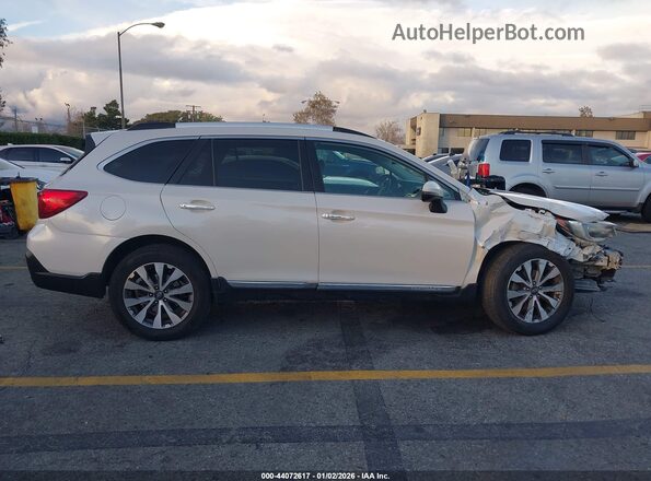 4S4BSETC3J3392103 2018 SUBARU OUTBACK White 360 interior view