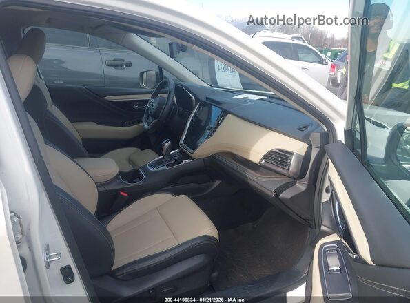 4S4BTANC7P3218515 2023 SUBARU OUTBACK Белый Вид салона спереди