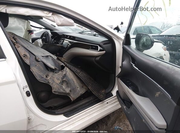 4T1B11HK5JU072092 2018 TOYOTA LE Белый Вид салона спереди