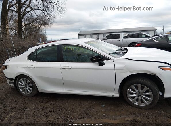 4T1B11HK5JU072092 2018 TOYOTA LE Белый Вид задней части салона