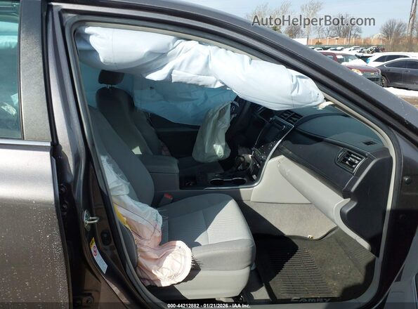 4T1BD1FK7HU215340 2017 TOYOTA LE Gray Vista interior delantera