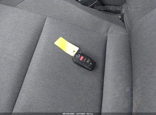 4T1DBADK1TU037533 2026 TOYOTA LE Red Widok deski rozdzielczej