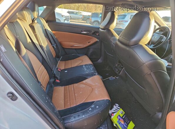 4T1GZ1FB9NU076055 2022 TOYOTA AVALON White Rear seats view