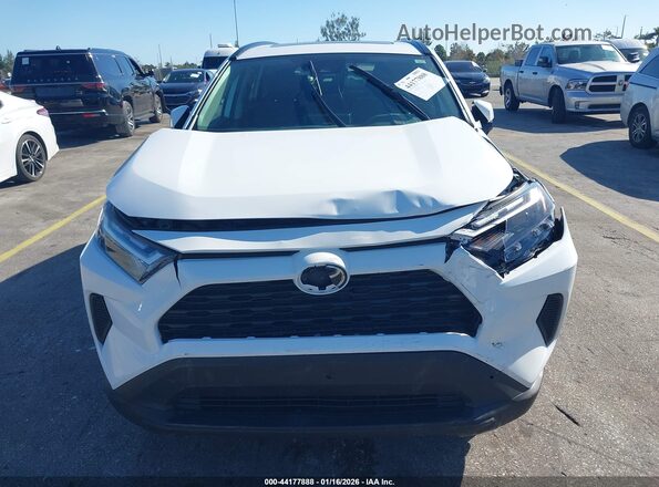 4T3RWRFV0SU197375 2025 TOYOTA LE Белый Вид спереди