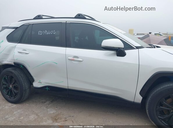 4T3T6RFV0PU109230 2023 TOYOTA RAV4 HYBRID White Widok wnętrza z tyłu