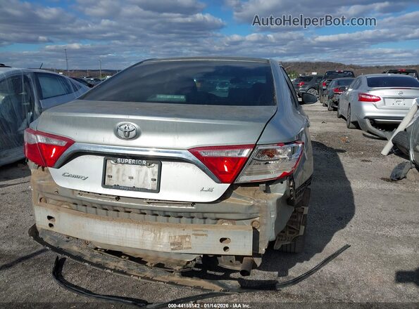 4T4BF1FK2GR567160 2016 TOYOTA LE Серебряный Вид спереди