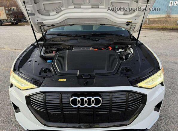 WA1AAAGE8MB010286 2021 AUDI E-TRON White Widok deski rozdzielczej