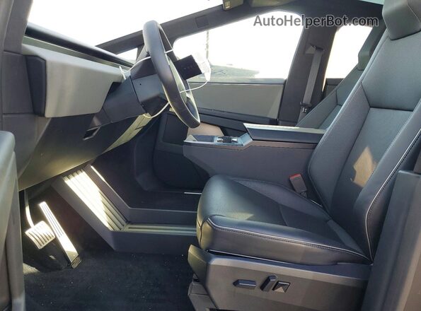7G2CEHED7RA033076 2024 TESLA CYBERTRUCK Silver Vista del salpicadero