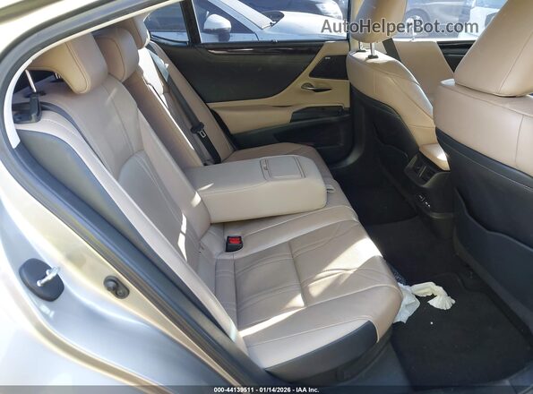 58AF21B18LU009868 2020 LEXUS ES 300H Silver Widok naklejki z numerem VIN